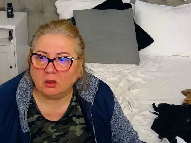 Freechat MadameLeona on BongaCams