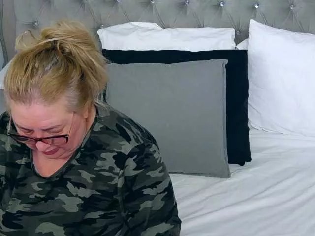 Freechat MadameLeona on BongaCams