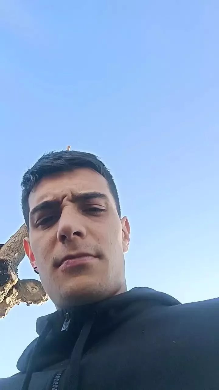 Offline Kingunner18 on Cam4