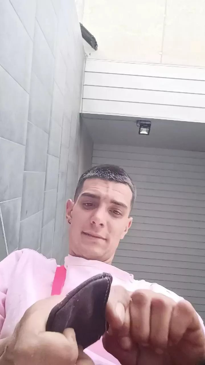 Offline Kingunner18 on Cam4