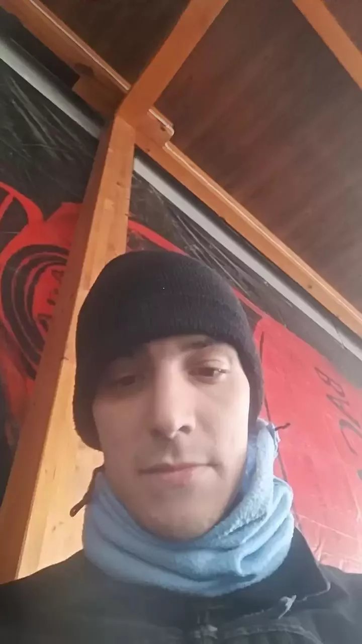 Offline Kingunner18 on Cam4