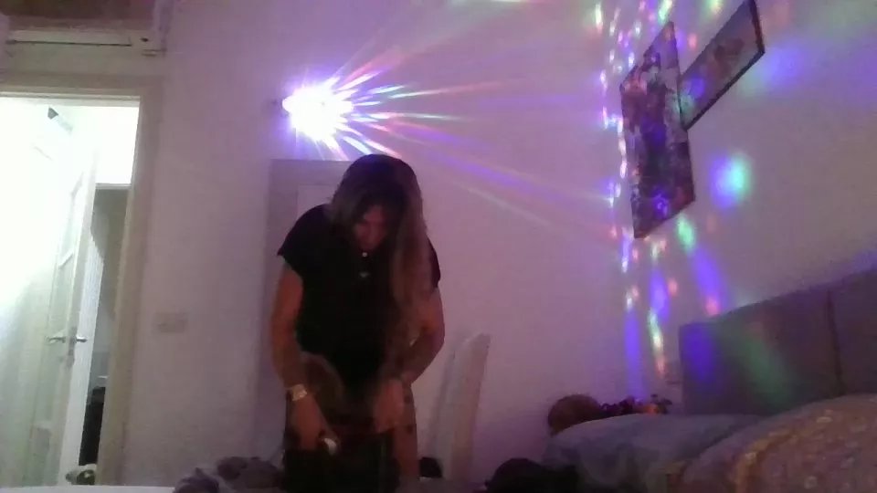 Offline V_o1909 on Cam4