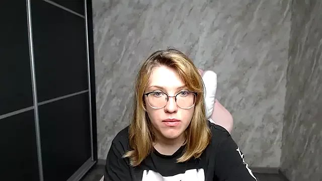 Freechat Reginasmilee on StripChat