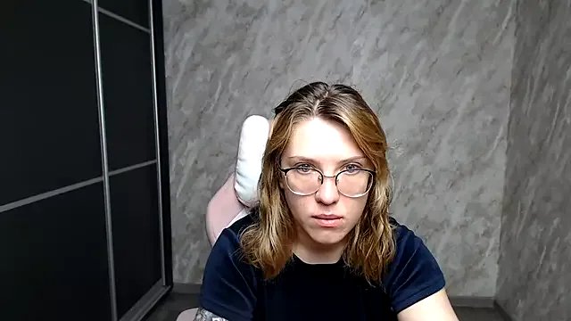 Freechat Reginasmilee on StripChat