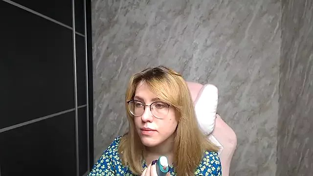 Freechat Reginasmilee on StripChat