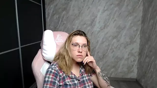 Freechat Reginasmilee on StripChat