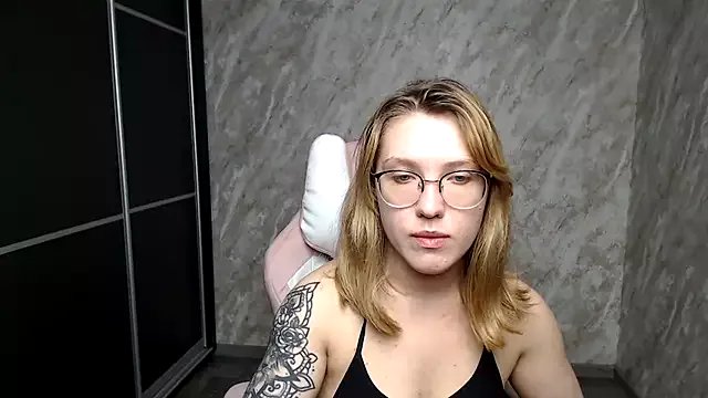 Freechat Reginasmilee on StripChat