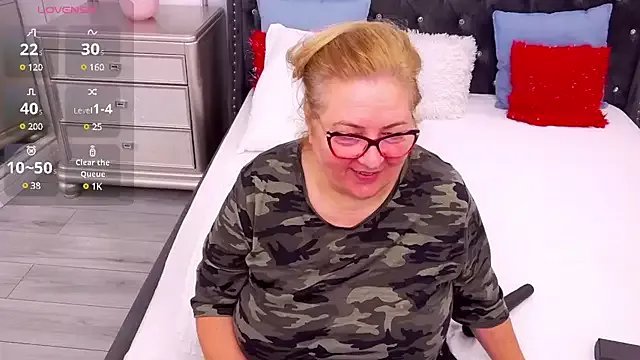 Freechat VoluptuousLeona on StripChat